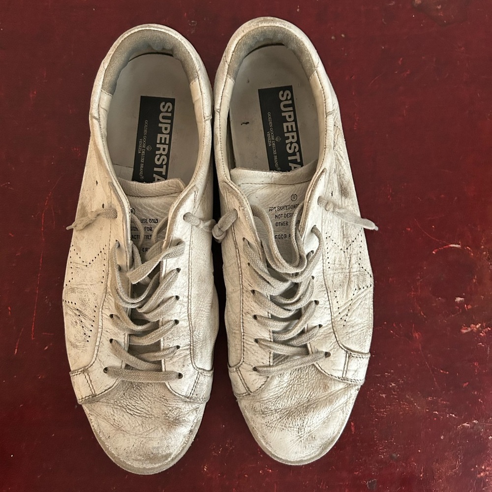 DISTRESSED GOLDEN GOOSE SNEAKERS